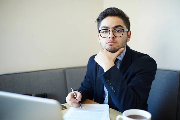 Especialista Sério Sentado Por Local Trabalho Escritório — Fotografia de Stock