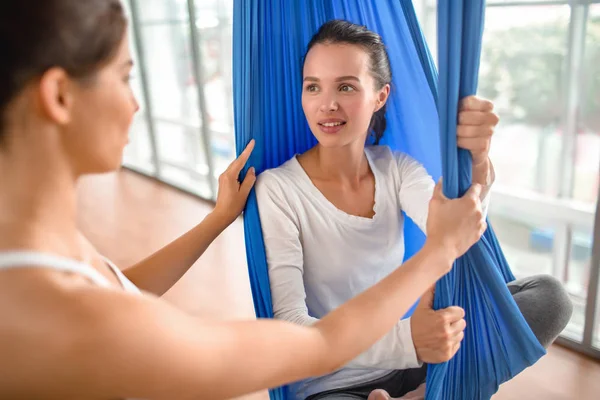 Chica Activa Escuchando Consejo Entrenador Antes Practicar Ejercicios Aero Yoga — Foto de Stock