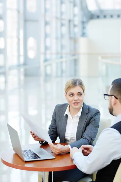 Retrato Jovem Empresária Cliente Consultoria Produtos Bancários Durante Reunião Pequena — Fotografia de Stock