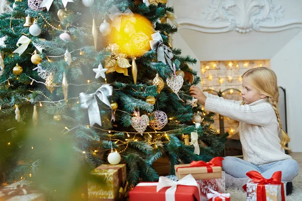 Niña Decorando Árbol Navidad Con Burbujas Arranques Corazones Arcos Plata — Foto de Stock