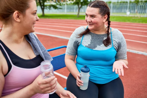 Junge Mollige Mädchen Diskutieren Nach Dem Training Über Ihre Ergebnisse — Stockfoto