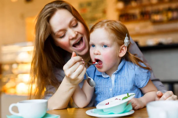 Donna Che Nutre Sua Figlia Con Dolce Dessert — Foto Stock