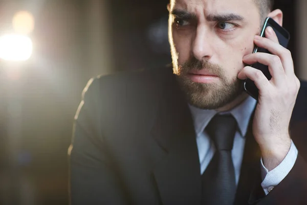 Retrato Hombre Negocios Barbudo Moderno Que Parece Confundido Problemático Mientras — Foto de Stock