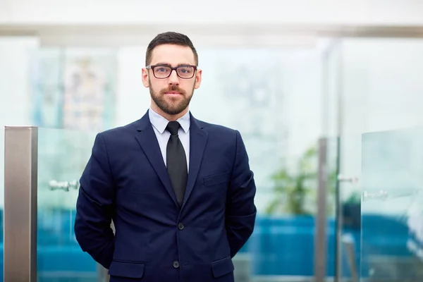 Junger Mann Anzug Und Brille Blickt Die Kamera — Stockfoto