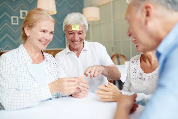 Groep Glimlachend Senior Vrienden Met Plaknotities Hun Voorhoofd Grappig Spel — Stockfoto