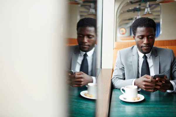 Homem Elegante Sentado Café Navio Vapor Mensagens Texto Smartphone — Fotografia de Stock