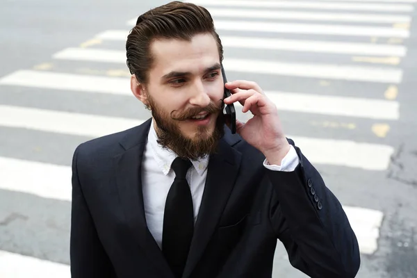 Όμορφος Επιχειρηματία Στο Κοστούμι Μιλώντας Στο Smartphone Ενώ Διέλευση Οδική — Φωτογραφία Αρχείου