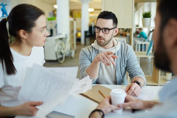 Datore Lavoro Che Impartisce Istruzioni Dirigenti — Foto Stock