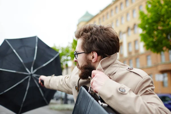 Podnikatel Deštníkem Tváří Tvář Větru Šla Práce — Stock fotografie