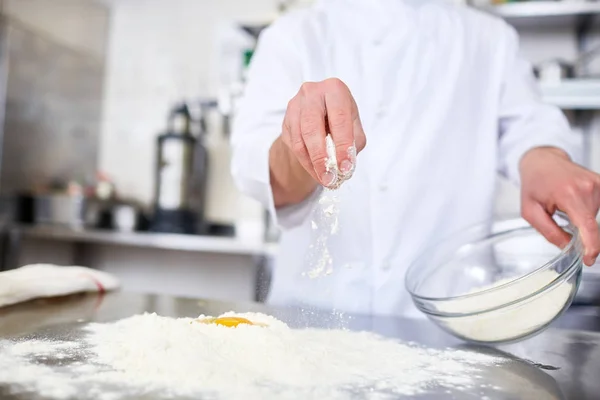 面粉和生蛋工作的厨师 — 图库照片
