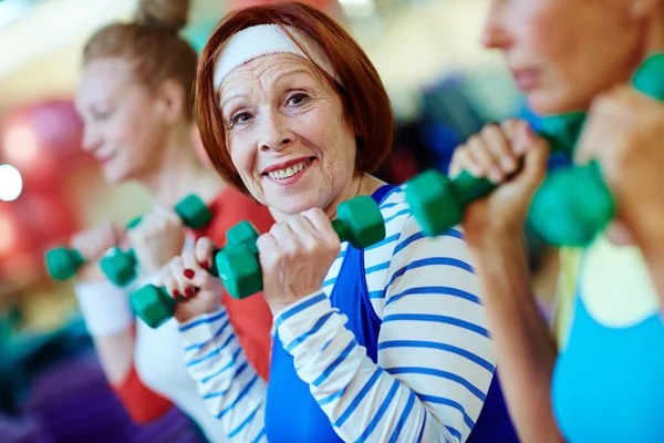 Femme Âgée Bonne Santé Avec Haltères Pratiquant Exercice Physique — Photo