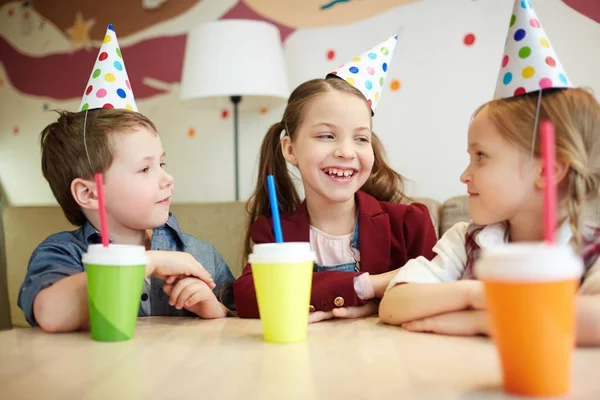 Crianças Amigáveis Conversando Festa Aniversário Café — Fotografia de Stock