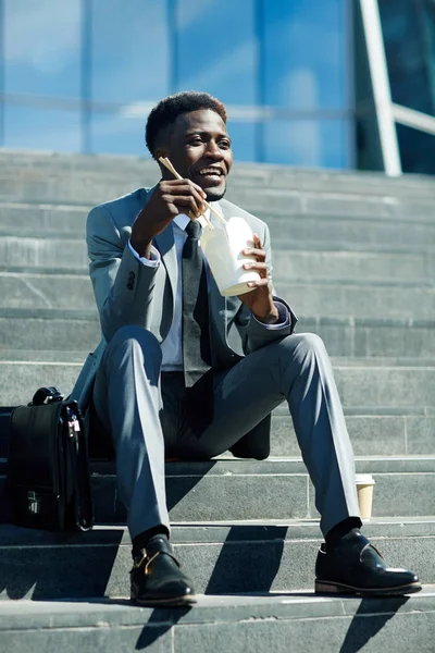 Empresário Feliz Com Pauzinhos Comendo Comida Brom Box Escada — Fotografia de Stock