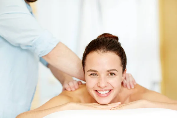 Mujer Joven Con Sonrisa Dentada Disfrutando Masajes Salón Spa — Foto de Stock