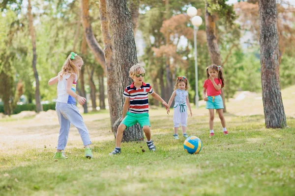 Małe Dzieci Grać Piłkę Nożną Zielony Trawnik Parku Ciepły Letni — Zdjęcie stockowe