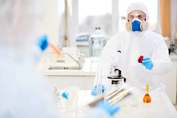 Experto Científico Con Tubo Microscopio Que Estudia Sustancia Líquida Laboratorio —  Fotos de Stock