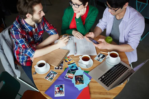 Blick Von Oben Auf Den Runden Tisch Mit Einer Gruppe — Stockfoto