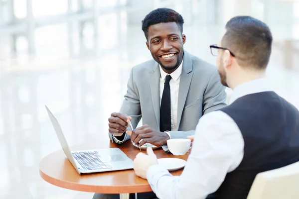 成功的非洲裔美国商人的画像当讨论与伙伴在会议期间在咖啡休息时微笑 — 图库照片
