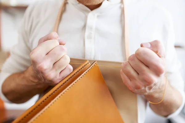 Tanner Koppelverkoop Threads Uiteinden Van Lederen Aktetas — Stockfoto