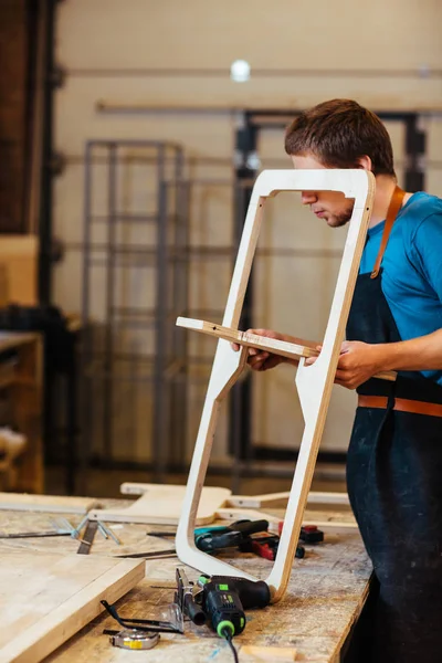 Portret Van Fabrieksarbeider Montage Onderdelen Make Houten Meubels Houtbewerking Winkel — Stockfoto