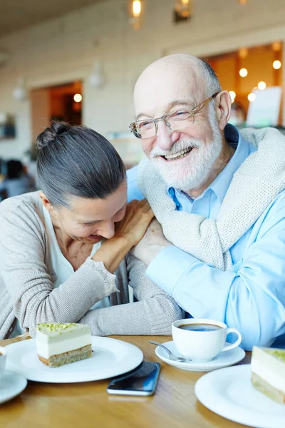 Envejecida Pareja Cariñosa Disfrutando Delicioso Postre Tiempo Cafetería —  Fotos de Stock