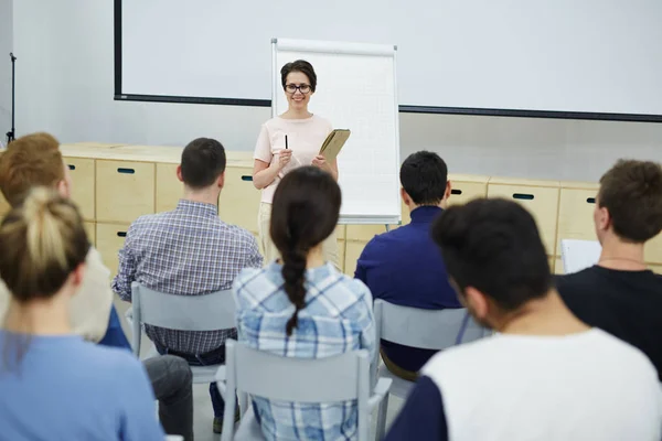 Lärare Diskuterar Nya Affärsprojekt Med Studenter — Stockfoto