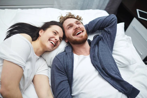 Радісна Безтурботна Пара Сміється Під Час Відпочинку Ліжку — стокове фото