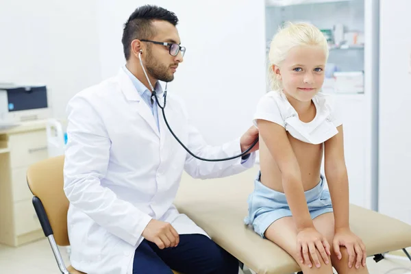 Niña Respirando Durante Tratamiento Médico Consultorio Terapeutas — Foto de Stock