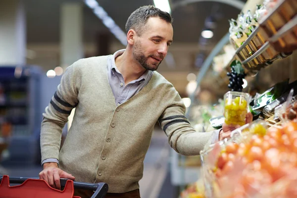 Retrato Hombre Guapo Sonriente Compras Comestibles Supermercado Elección Los Productos —  Fotos de Stock