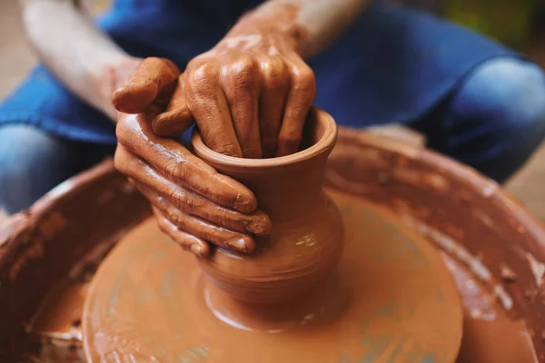 Handen Van Professionele Potter Kannen Werkplaats Maken — Stockfoto