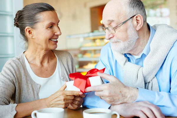 Reife Frau Gibt Verpacktes Geschenk Ihren Mann — Stockfoto