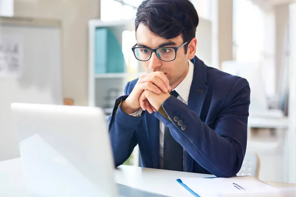 Biznesmen Koncentrując Się Czytanie Danych Online Miejscu Pracy — Zdjęcie stockowe