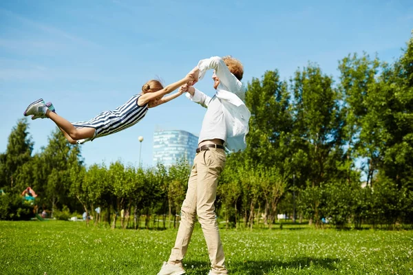 Unga Far Virvlande Lilla Dotter Över Grön Gräsmatta Med Resten — Stockfoto