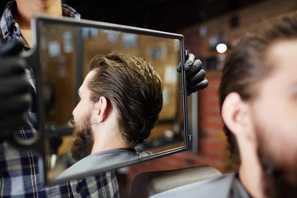 Reflexion Des Hinterkopfes Des Kunden Mit Frisur — Stockfoto