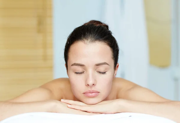 Young Woman Closed Eyes Lying Spa Salon Enjoying Solitude — Stock Photo, Image