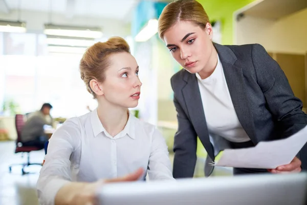 Professionella Ekonomer Eller Revisorer Diskutera Finansiella Projekt — Stockfoto