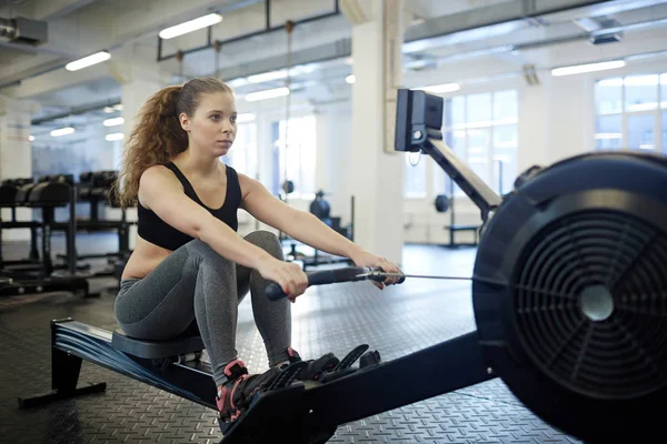 Chica Entrenamiento Ropa Deportiva Máquina Remo —  Fotos de Stock