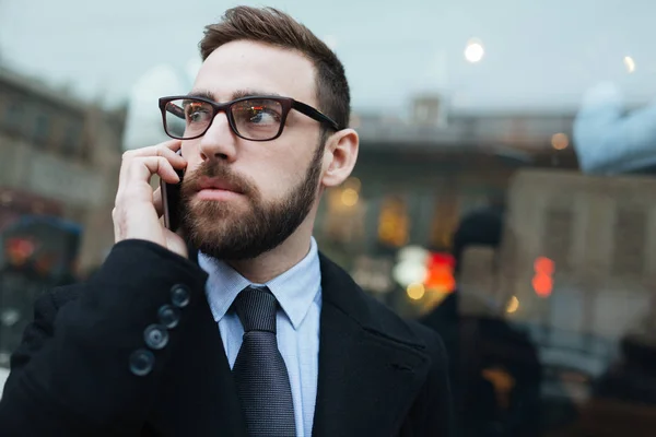 Homem Elegante Óculos Falando Celular Livre — Fotografia de Stock