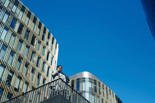 Banqueiro Profissional Financiador Falando Por Smartphone Contra Céu Azul Arquitetura — Fotografia de Stock