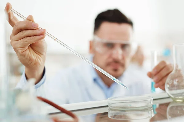 Retrato Cientista Trabalhando Pesquisa Laboratório Realizando Experimentos Químicos Soltando Reagentes — Fotografia de Stock