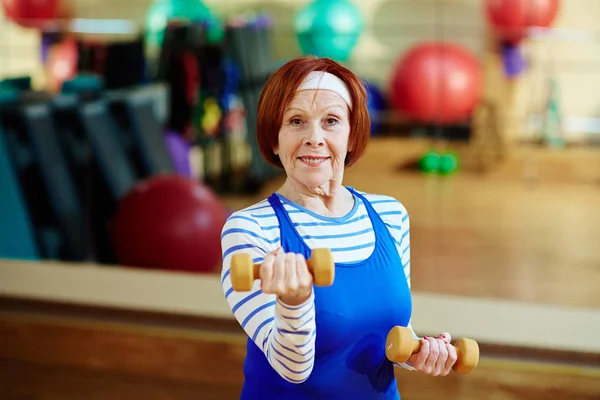 Přizpůsobit Starší Žena Cvičení Tělocvičně — Stock fotografie