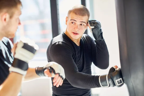 Entraînement de boxe personnel en salle de gym — Photo