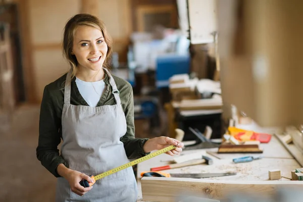 Bel Öğe Dikey Yetenekli Genç Woodworker Geniş Atölye Fotoğraf Için — Stok fotoğraf