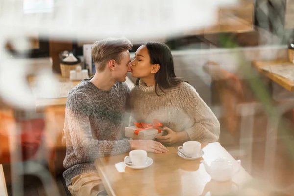 Freundin Küsst Ihren Liebsten Auf Nase Danke Für Geschenk Sagen — Stockfoto