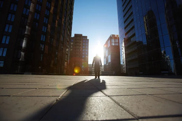 Silueta Hombre Negocios Con Abrigo Pie Los Edificios Oficinas Vidrio — Foto de Stock