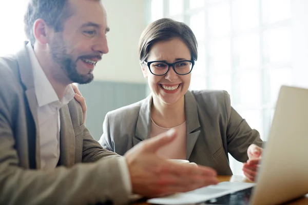 Confident Man Explaining His Colleague Online Data — Stock Photo, Image