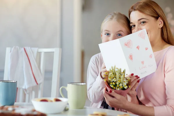 Kvinna Och Hennes Dotter Håller Blommor Och Handgjorda Gratulationskort — Stockfoto
