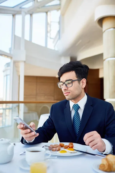 Drukke Leider Texting Smartphone Bij Lunchpauze — Stockfoto