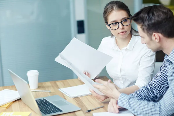 Wirtschaftsprüfer Diskutieren Bei Treffen Papiere Mit Finanzdaten — Stockfoto