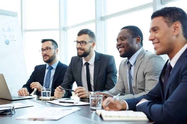 Multietnisk Grupp Anställda Lyssnar Presentation Deras Gruppledare Sitter Vid Mötesbord — Stockfoto